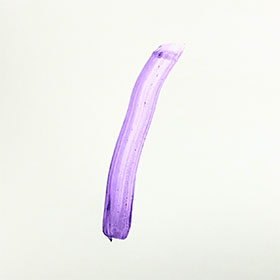 白い紙の中央に、かすれた紫で、上から下の方へ少し右から左に筆で一本の太めの線が引かれているだけの絵。